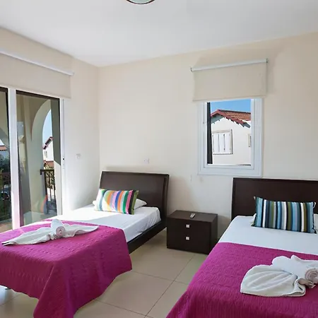 Beautiful With Private Pool, Paralimni 1241 *