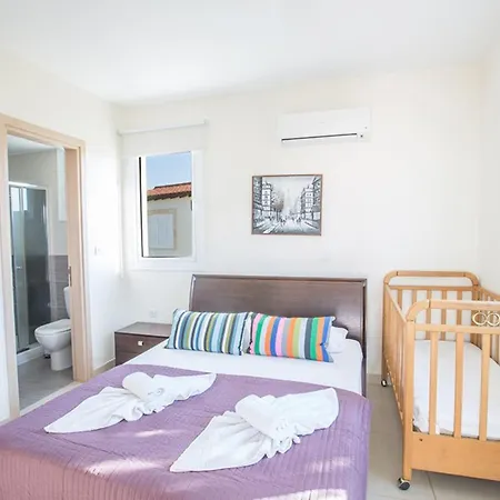 Beautiful With Private Pool, Paralimni 1241 Villa